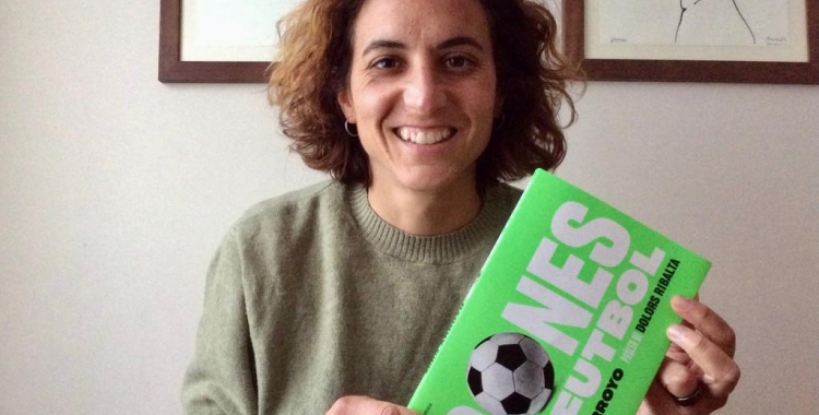 Natàlia Arroyo amb un exemplar de 'Dones de futbol' a les mans | Twitter