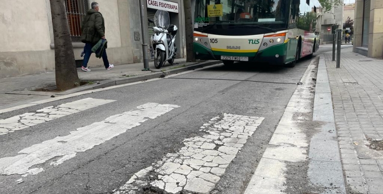 Un autobús circula pel carrer Doctor Puig | Ràdio Sabadell 