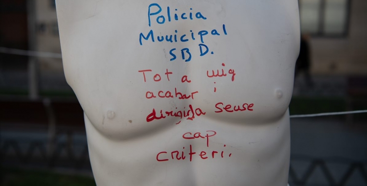 Una quarantena de membres de la Policia Municipal de la ciutat s'han manifestat a la plaça Sant Roc | Roger Benet