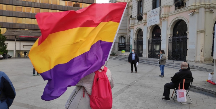 Commemoració del 91è aniversari de la Segona República a la plaça Dr. Robert | Pau Duran