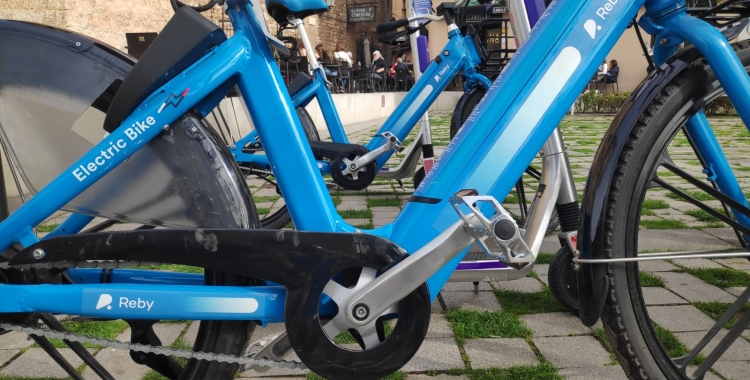 Arriben a la ciutat patinets i bicicletes elèctrics de lloguer que mesuren la contaminació | Pau Duran