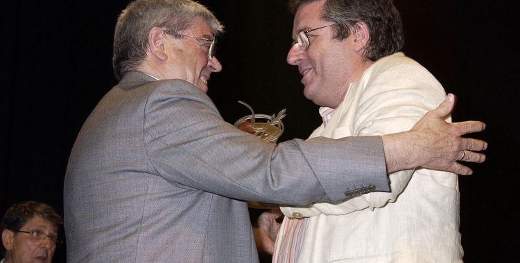 Jesús Ventura (a la dreta) rebent el premi Federació al Certamen de la Sardana de l'Any 2006 | Wikipedia 