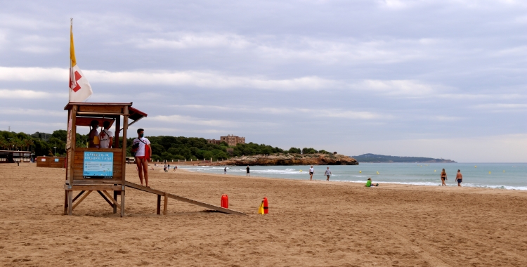 Un socorrista fa tasques de vigilància en una platja de Tarragona | ACN