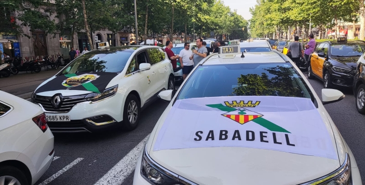 Un taxi de Sabadell en la marxa lenta d'aquest matí | Magno Castillo