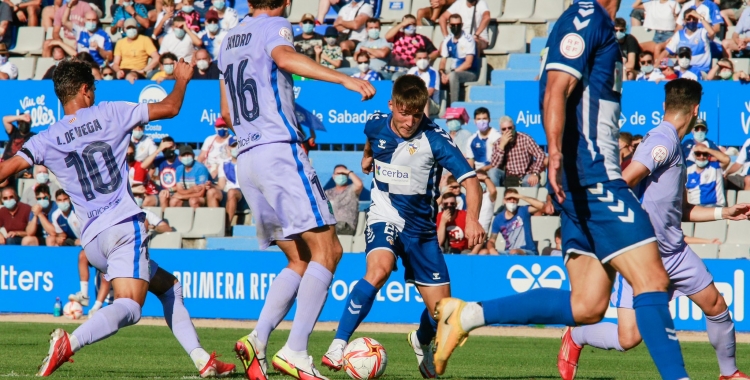 Aarón Rey, envoltat de jugadors rivals a la primera volta | CES