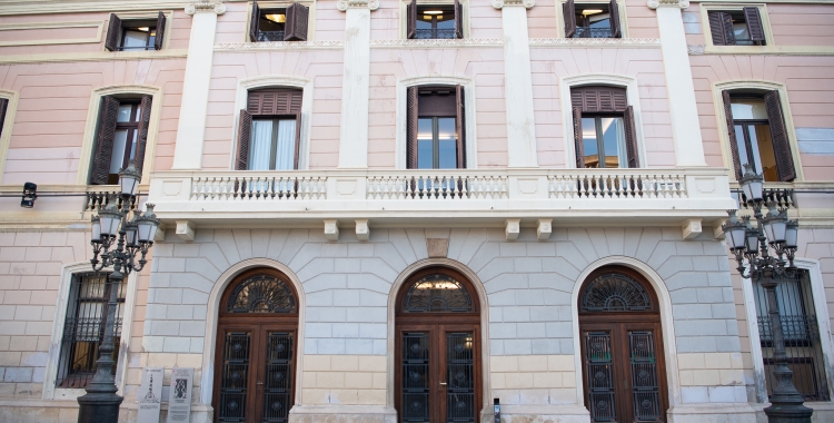 Exterior de l'Ajuntament de Sabadell, en una imatge d'arxiu/ Roger Benet