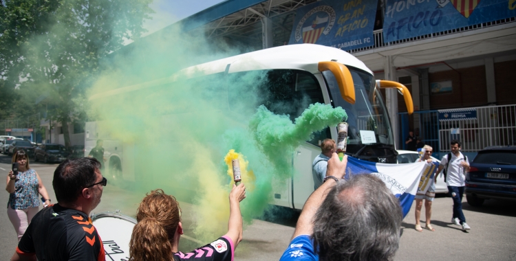 L'afició acomiadant l'equip | Roger Benet