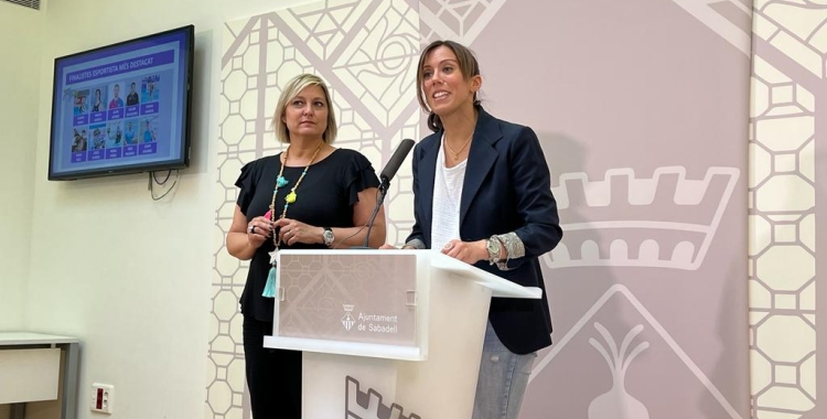 La regidora d'Esports, Laura Reyes, i l'alcaldessa de Sabadell, Marta Farrés, a la roda de premsa d'avui | @Aj_Sabadell
