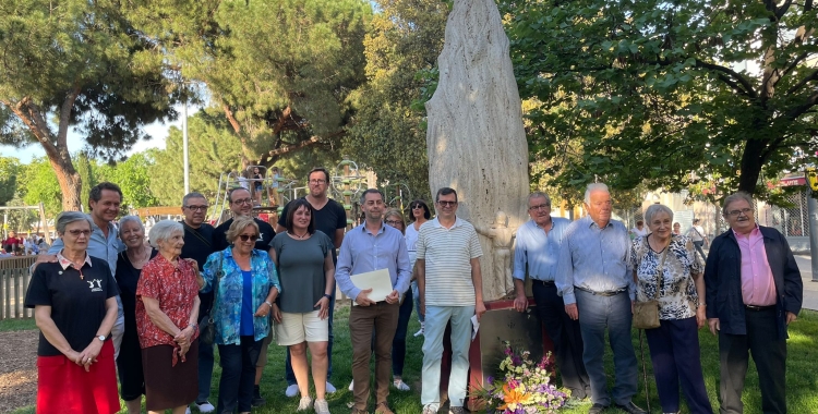 Foto de família durant l'ofrena floral | Ràdio Sabadell