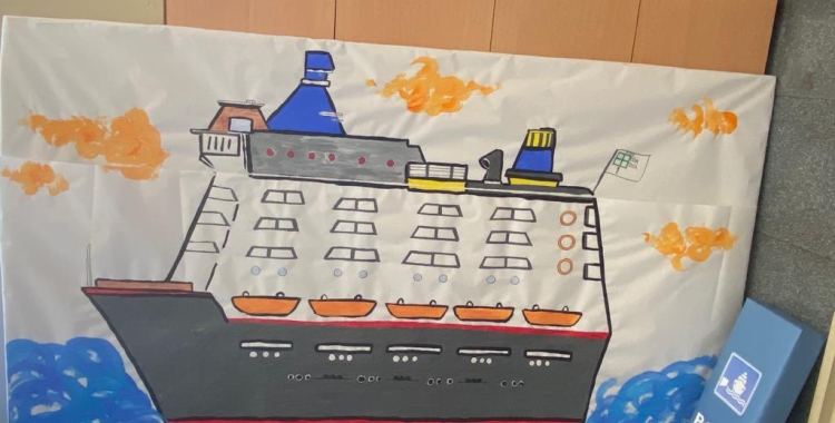 Els alumnes i la comunitat han decorat l'escola amb elements relacionats amb els viatges | Cedida