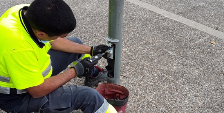 Un tècnic instal·lant nou cablejat/ Ajuntament