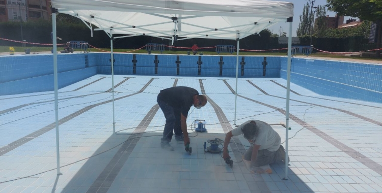 Participants del programa d'ocupació, a la piscina del Complex del Sud/ Karen Madrid