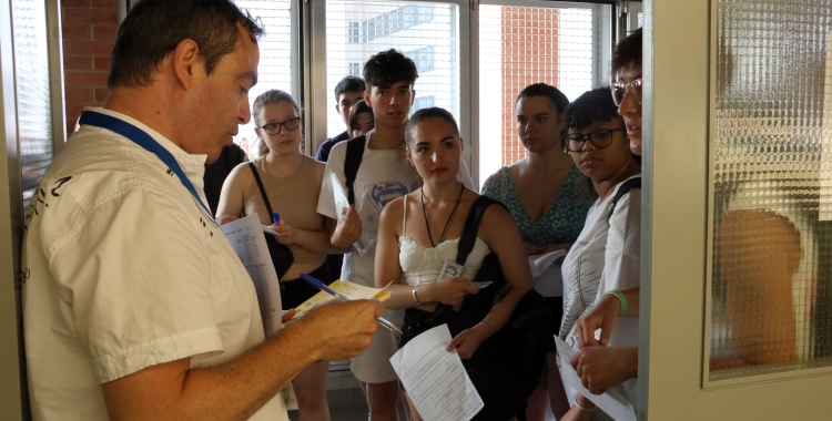 Alumnes abans d'entrar a l'examen | ACN