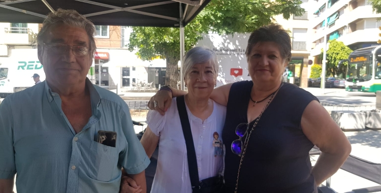 Andrés Avellanda, Paqui Martínez i Mari Loli Cuenca de l'associació de veïns d'Espronceda que celebra els 52 anys d'història 