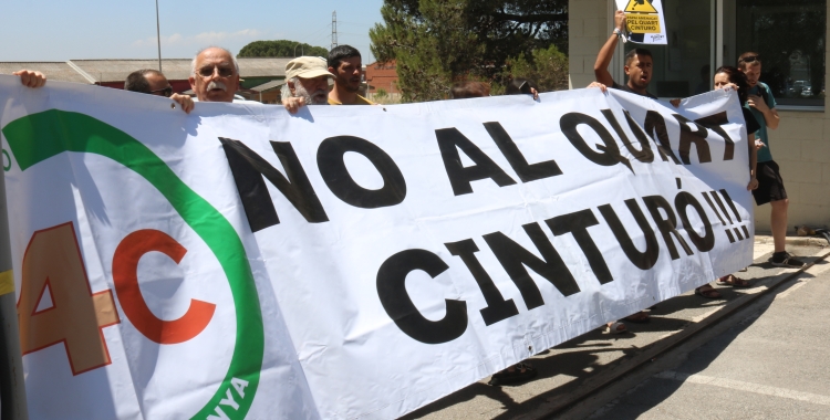 Membres de la Campanya contra el Quart Cinturó es van concentrar divendres davant el Consell Comarcal/ ACN