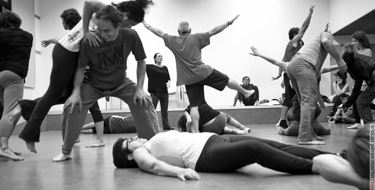 Imatge arxiu de ballarins i ballarines, sense experiència creant un espectacle de dansa 