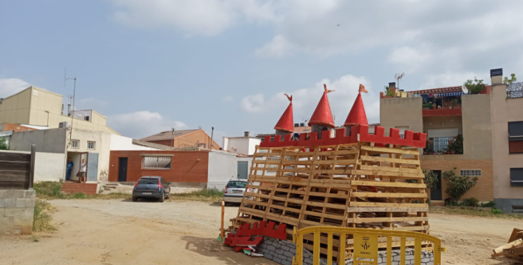 Imatge de la preparació de la foguera on cremarà la falla; un gat amb botes de més de dos metres d'alçada