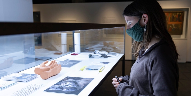 La mostra revisa la història cultural de les mans i la relació tàctil 