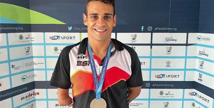 Salguero lluint la medalla de plata a Madeira | CNS
