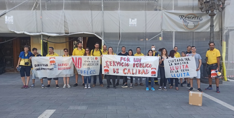 Una vintena de treballadors de Correus s'han concentrat davant l'Ajuntament | Pere Gallifa