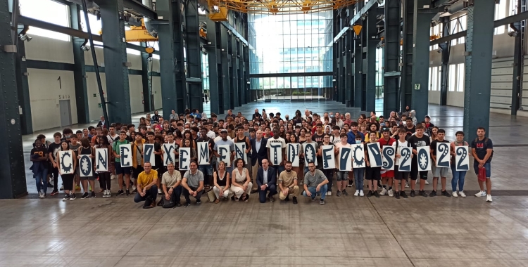 Foto de família amb els participants en el programa 'Coneixement d'Oficis' | Pere Gallifa