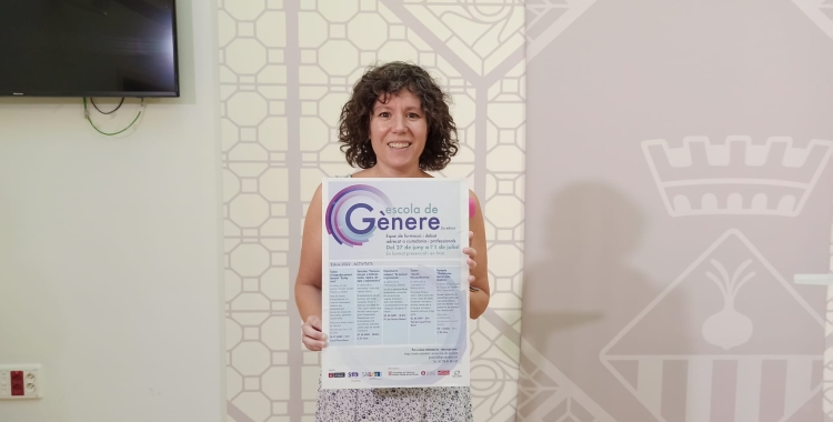 La tinenta d'alcaldessa Marta Morell amb el cartell de la 2a Escola de Gènere | Pere Gallifa
