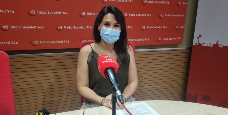 Núria Cahís, als estudis de Ràdio Sabadell
