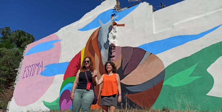 Debra Espinosa i Marta Morell davant del nou mural | Pere Gallifa