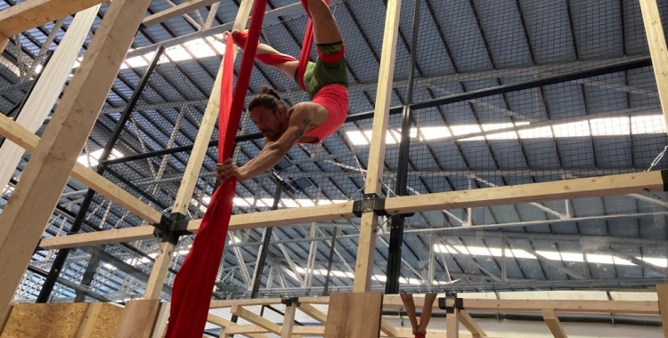L'instructor Diego Rodríguez fent acrobàcies àrees a la