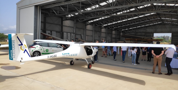 El Pipistrel Velis Electro davant de l'hangar | Pau Duran