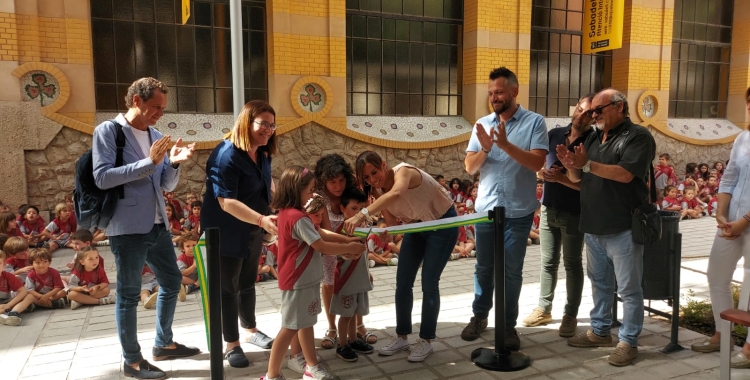 L'alcaldessa, regidors i alumnes del Sagrada Família tallen la cinta inaugural del carrer Indústria