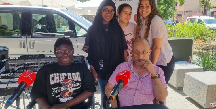 El cap d'estudis Lluís Bosch amb les alumnes Tamara Oliveira, Fatymata Faty,Layla Bahmas i Soadou Siylla 