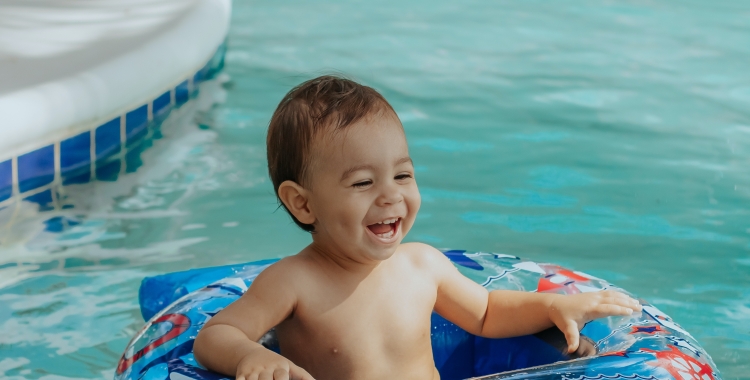 Un nadó en una piscina/ Barbara Ribeiro