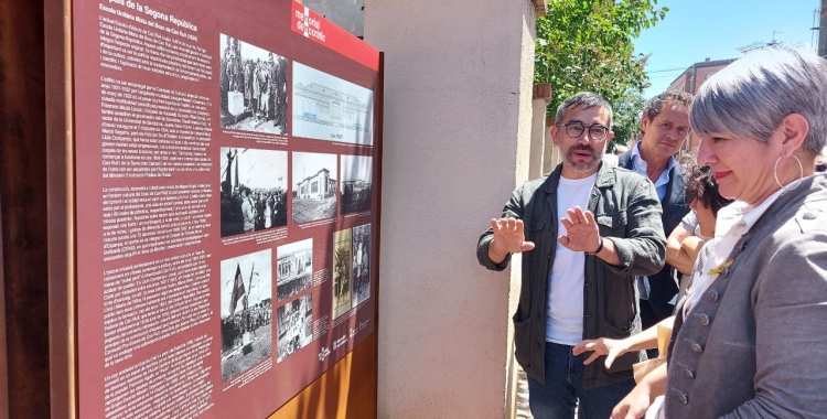 Lourdes Ciuró, acompanyada dels regidors Lluís Matas i Gabriel Fernández, al costat de la placa de Can Rull/ Karen Madrid