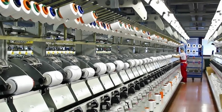 Interior d'una fàbrica tèxtil/ Cedida