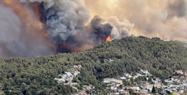 Pendents de l'incendi del Bages que ja ha cremat més de 300 hectàrees del PN de Sant Llorenç del Munt 