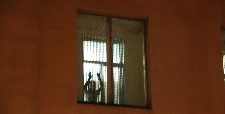 Una persona a una finestra de Wad-Ras | ACN