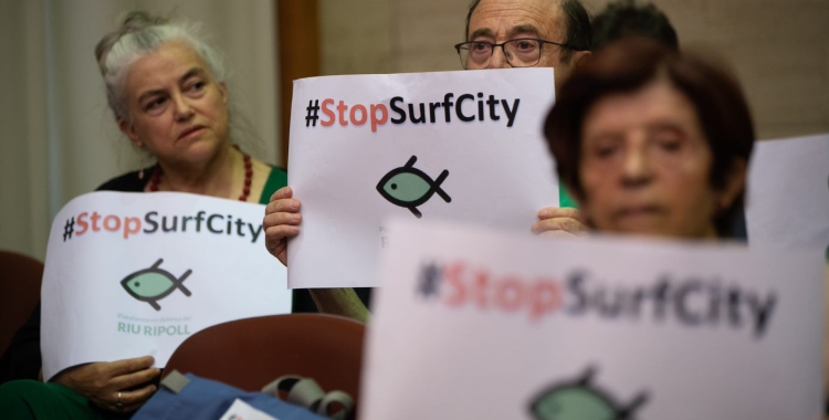 Opositors al 'SurfCity' durant el Ple municipal d'ahir | Roger Benet