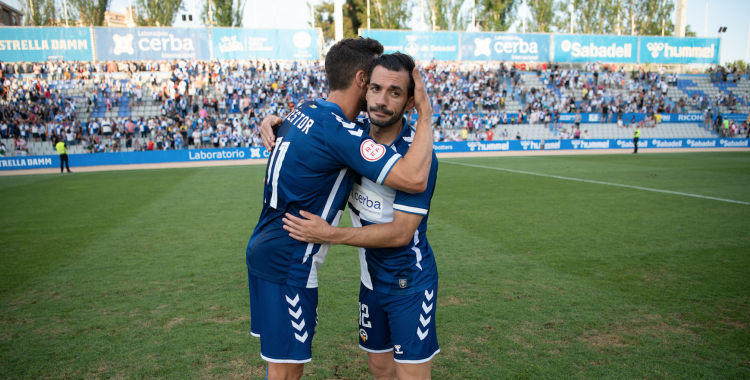 Néstor i Óscar s'abracen després de l'últim partit contra l'Algeciras | Roger Benet