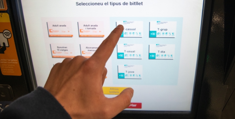 Pantalla amb els bitllets de Rodalies | Roger Benet