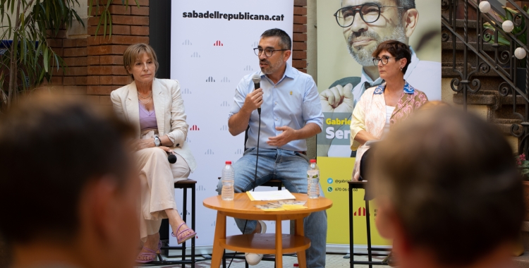 Carme Forcadell, Gabriel Fernández i Carme Garcia en l'acte d'aquest vespre | Roger Benet