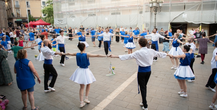 Un moment de la dansa conjunta de la sardana 'Mirant al cel' | Roger Benet