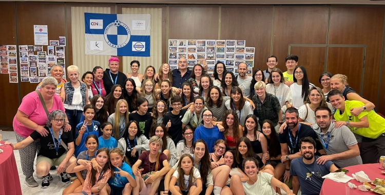 Foto de família del 30è aniversari de l'entitat creualtenca | FS Sabadell Fem