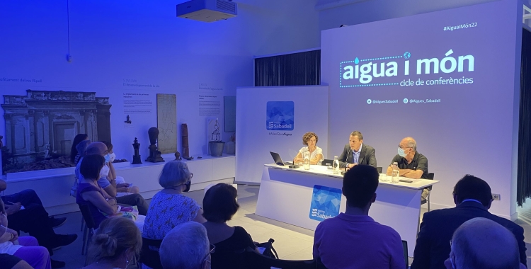 Els doctors Marta Navarro i Antoni Trilla han participat al cicle Aigua i Món | Cedida