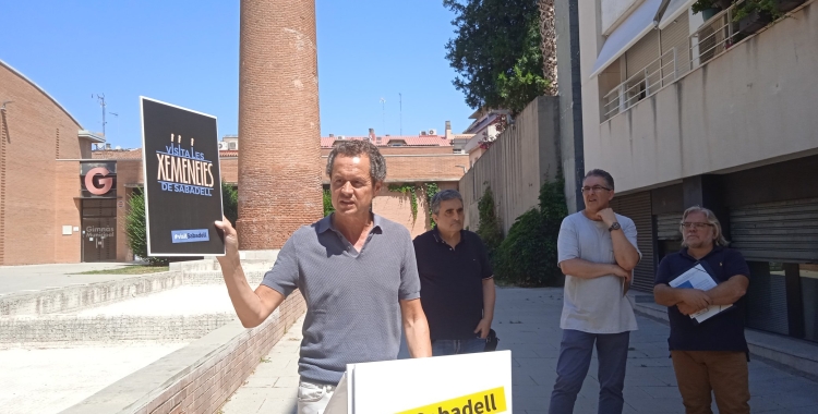 El regidor Lluís Matas i membres del museu d'Història de Sabadell a la roda de premsa de presentació