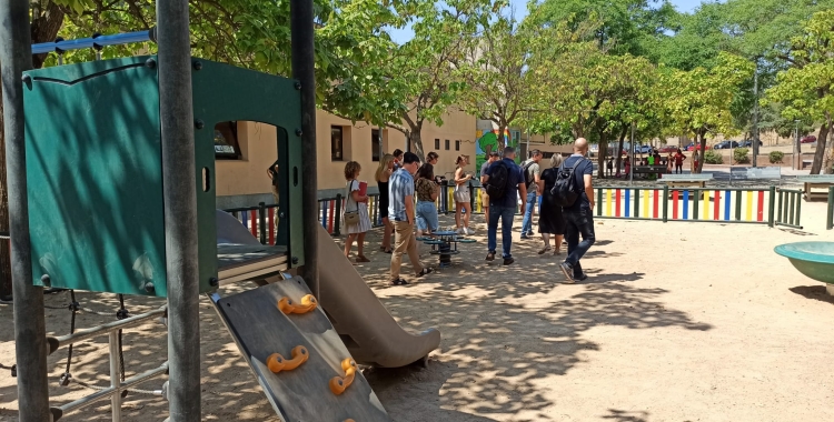 Diversos membres del consitori han inaugurat el nou parc infantil | Pere Gallifa