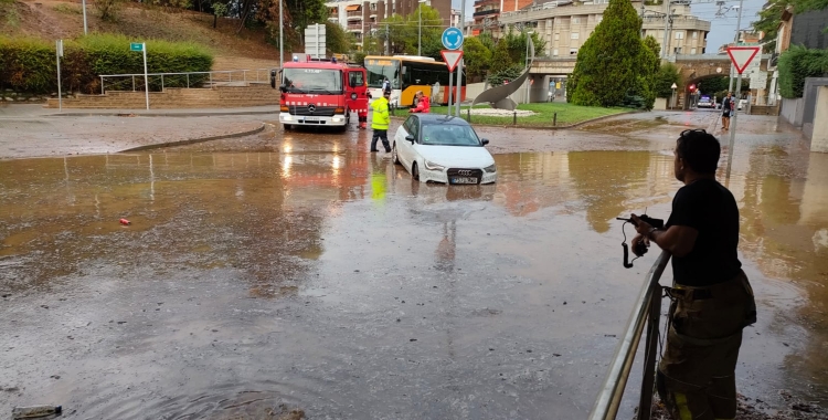 Un cotxe atrapat per l'acumulació d'aigua a Sant Cugat | ACN