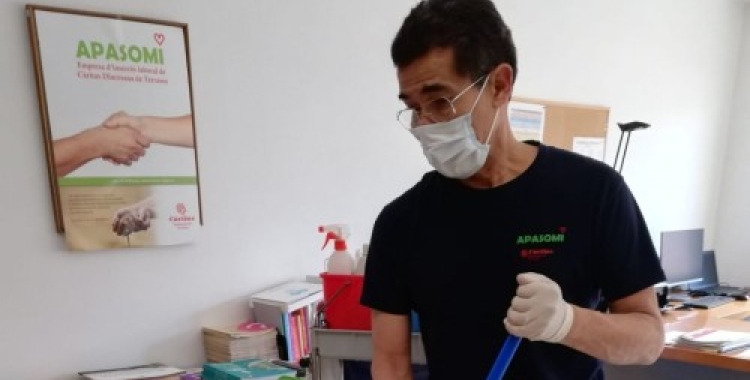 Un treballador d'APASOMI/ Cedida Càritas