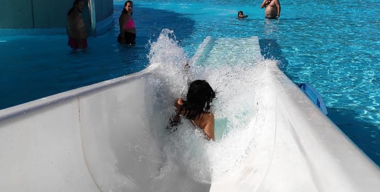 Un infant, baixant pel tobogan de la Bassa/ Pau Duran