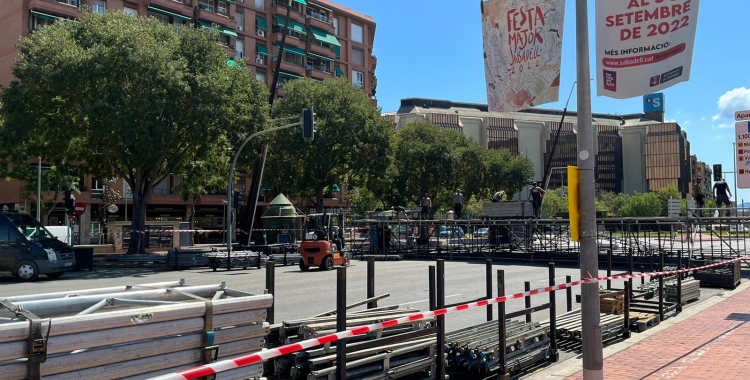 Muntatge de l'escenari a l'Eix Macià/ Roger Benet